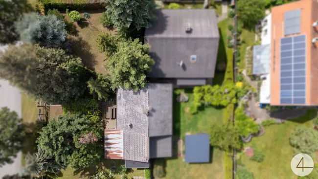 RESERVIERT ! Großes 800m2 Eckgrundstück mit kleinem Häuschen ! - Titelbild