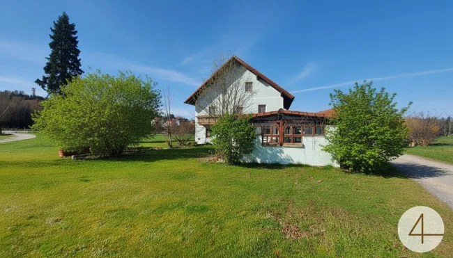 Rarität an der Grenze zu Deutschland. Zweifamilienhaus mit 6,4ha Grund - Titelbild