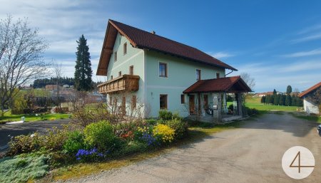 Rarität an der Grenze zu Deutschland. Zweifamilienhaus mit 6,4ha Grund