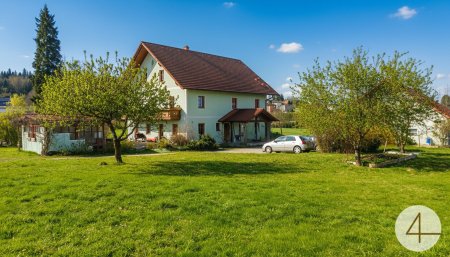Rarität an der Grenze zu Deutschland. Zweifamilienhaus mit 6,4ha Grund