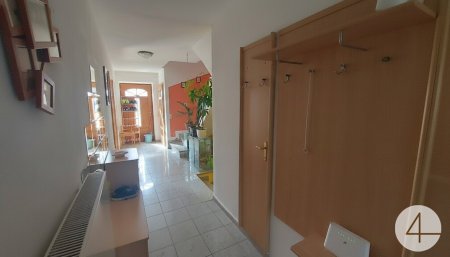 Rarität an der Grenze zu Deutschland. Zweifamilienhaus mit 6,4ha Grund