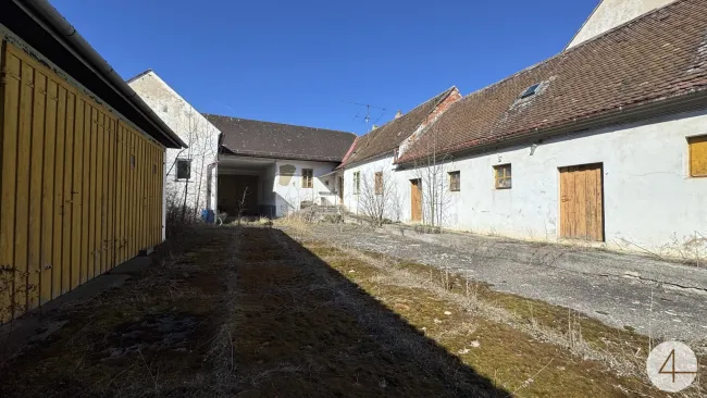 Bauernhof mit 1,5ha Grund, Hallen und Garagen - Titelbild