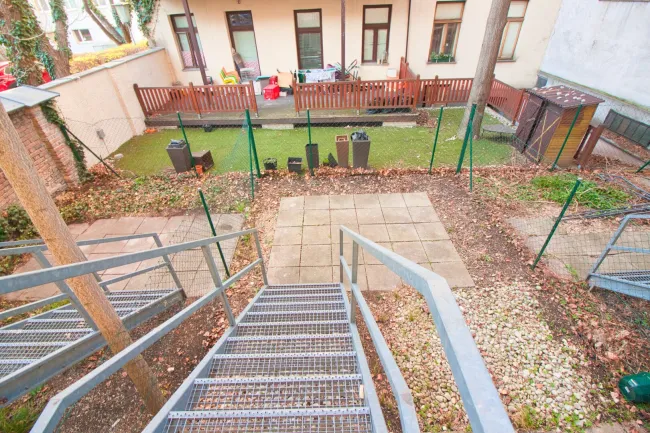 Ruhige Garten-Altbau-Wohnung | Fernwärme | Top Lage direkt neben U-Bahn - Titelbild