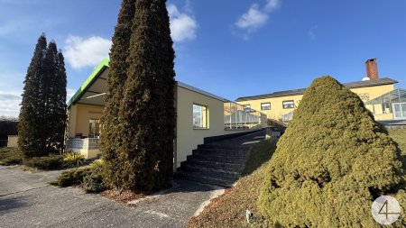 Zwei Häuser plus Nebengebäude