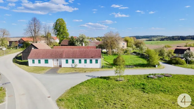 gut erhalten und teils renovierter Vierkanthof - 6 Minuten nach Geras - großes Grundstück 2601m² - Brunnen am Grund - Bild