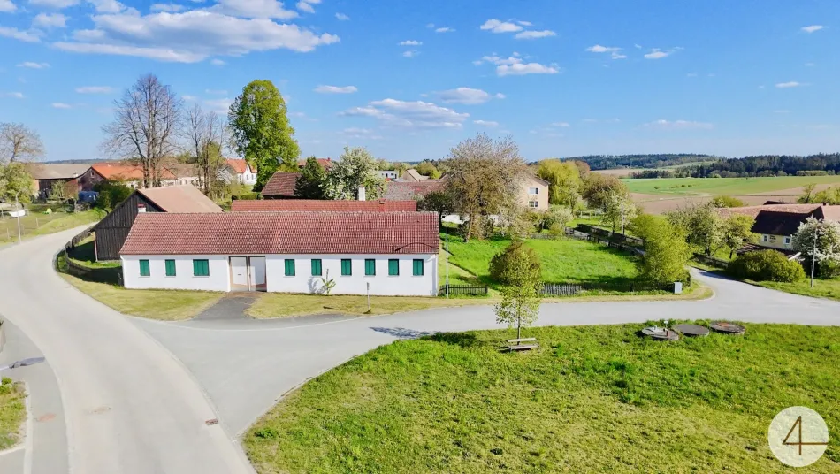 gut erhalten und teils renovierter Vierkanthof - 6 Minuten nach Geras - großes Grundstück 2601m² - Brunnen am Grund - Bild