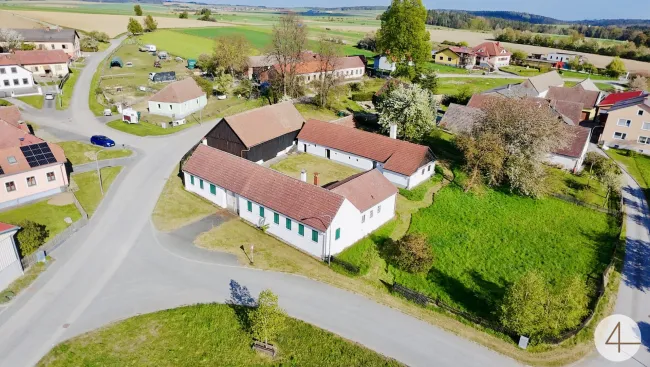 gut erhalten und teils renovierter Vierkanthof - 6 Minuten nach Geras - großes Grundstück 2601m² - Brunnen am Grund - Bild