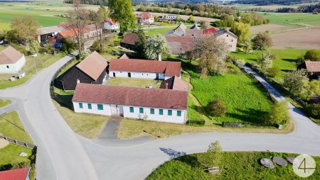 gut erhalten und teils renovierter Vierkanthof - 6 Minuten nach Geras - großes Grundstück 2601m² - Brunnen am Grund
