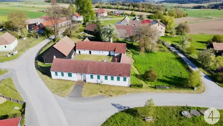 gut erhalten und teils renovierter Vierkanthof - 6 Minuten nach Geras - großes Grundstück 2601m² - Brunnen am Grund