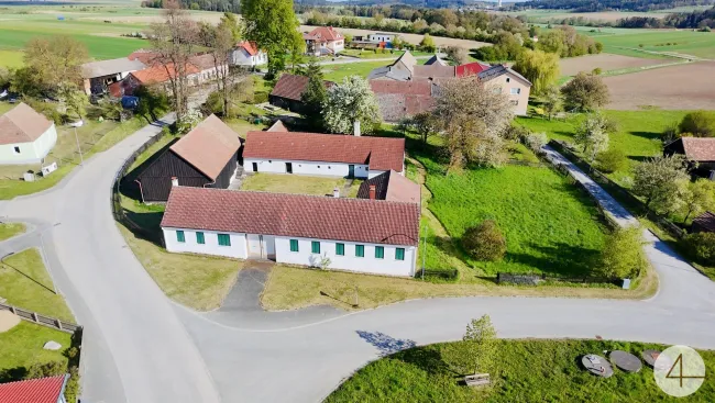 gut erhalten und teils renovierter Vierkanthof - 6 Minuten nach Geras - großes Grundstück 2601m² - Brunnen am Grund - Titelbild