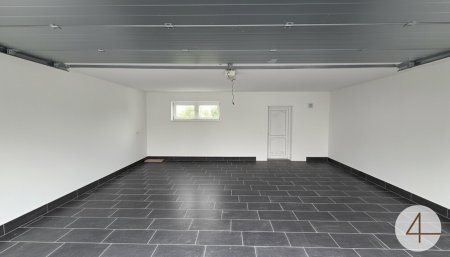 Einfamilienhaus mit Garten und 2 Garagen 48 m2