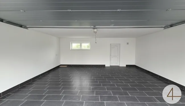 Einfamilienhaus mit Garten und 2 Garagen 48 m2 - Bild