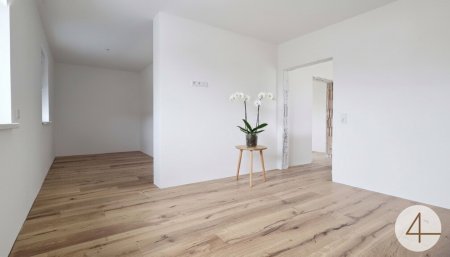Einfamilienhaus mit Garten und 2 Garagen 48 m2
