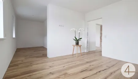 Einfamilienhaus mit Garten und 2 Garagen 48 m2