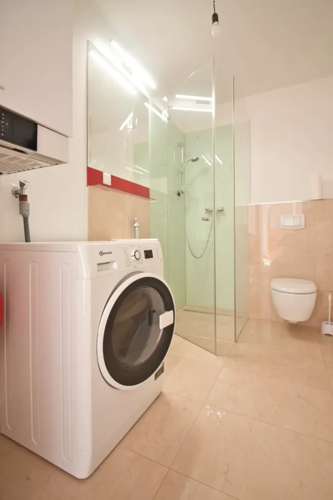 2015 ausgebaute, helle Maisonette-Wohnung mit 2 Bädern | ~ 20 m² große, private Terrasse direkt auf Wohnebene | Nahe Elterleinplatz - Bild