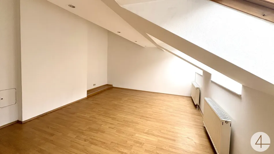 Terrasse! Helle, sonnige 3-Zimmer-Dachgeschosswohnung zum Wohlfühlen - 4 Stationen zum Karlsplatz! - Titelbild