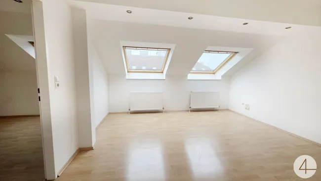 Sonnenterrasse! Kulturelle Vielfalt im Kreta-Viertel - Ruhige 2-Zimmer-Dachgeschoßwohnung mit Flair! - Titelbild