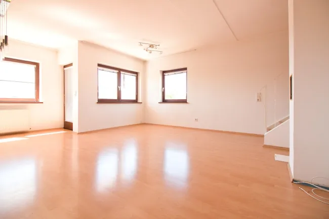 Gut geschnittene, lichtdurchflutete Maisonette mit Kamin & Südbalkon | 111 m² auf zwei Ebenen | inkl. Stellplatz - Bild