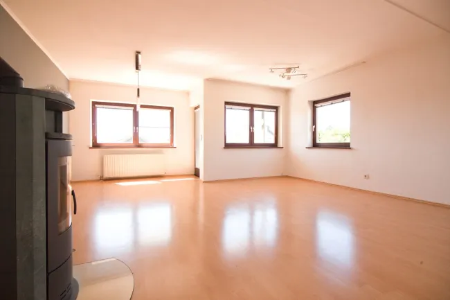 Gut geschnittene, lichtdurchflutete Maisonette mit Kamin & Südbalkon | 111 m² auf zwei Ebenen | inkl. Stellplatz - Titelbild