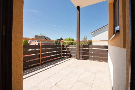 Gut geschnittene, lichtdurchflutete Maisonette mit Kamin & Südbalkon | 111 m² auf zwei Ebenen | inkl. Stellplatz