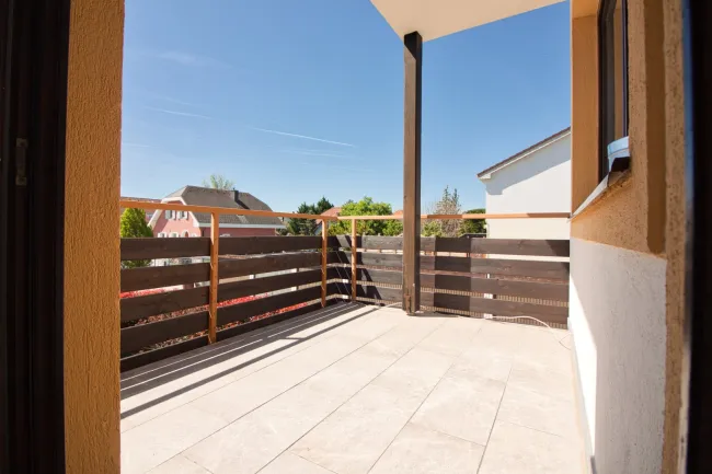 Gut geschnittene, lichtdurchflutete Maisonette mit Kamin & Südbalkon | 111 m² auf zwei Ebenen | inkl. Stellplatz - Bild