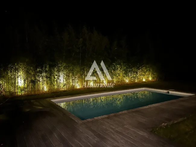 Pool bei Nacht