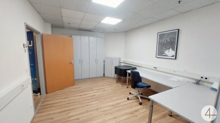 Attraktives Büro mit großen Fensterflächen