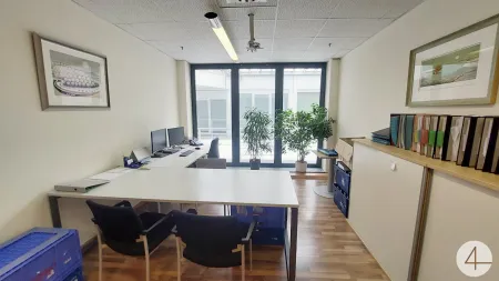 Attraktives Büro mit großen Fensterflächen