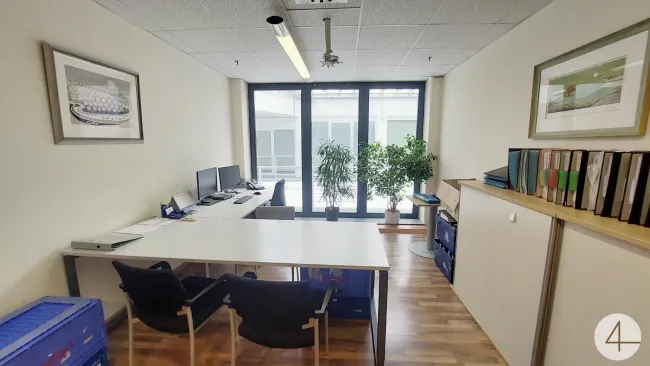 Attraktives Büro mit großen Fensterflächen - Bild