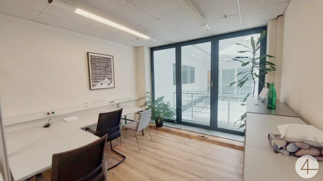 Attraktives Büro mit großen Fensterflächen - Titelbild