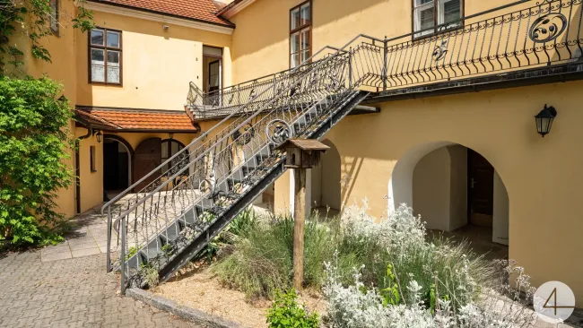 Seltene Investmentchance: Ehemaliges Kloster mit Wohn- und Geschäftsflächen - Titelbild