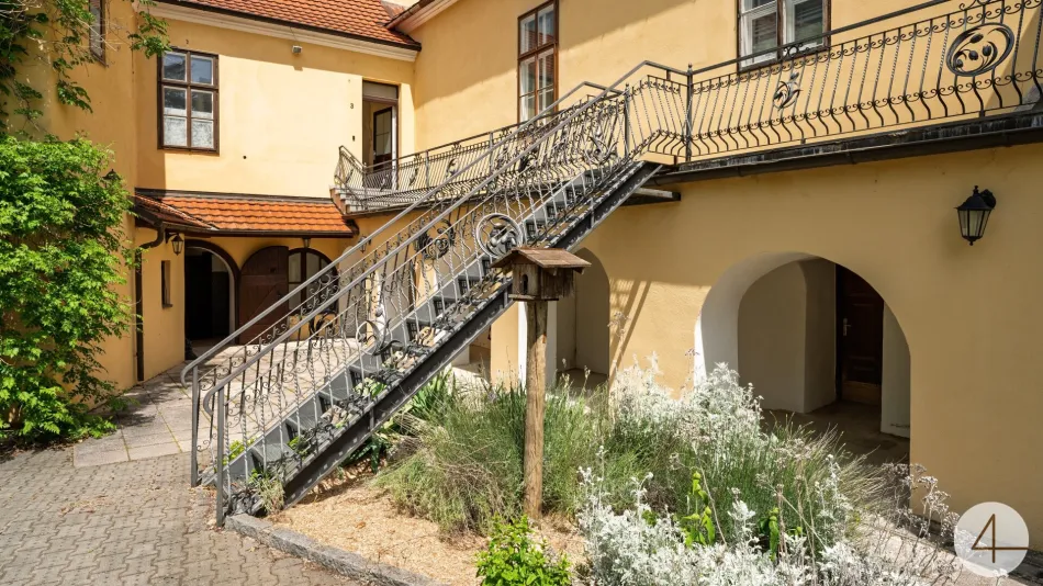 Seltene Investmentchance: Ehemaliges Kloster mit Wohn- und Geschäftsflächen - Titelbild