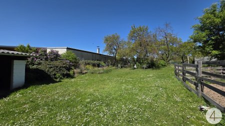 Hausanteil mit Garten und Nebengebäude