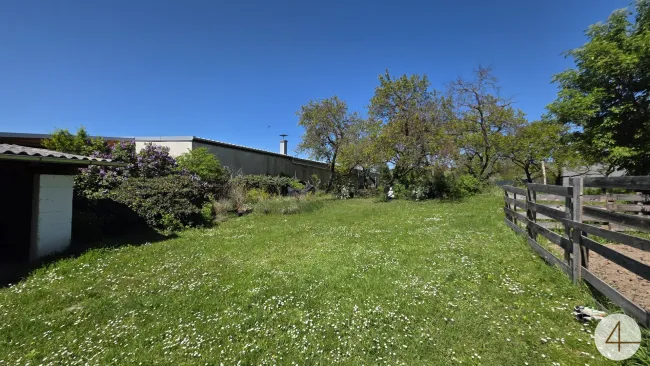 Hausanteil mit Garten und Nebengebäude - Titelbild