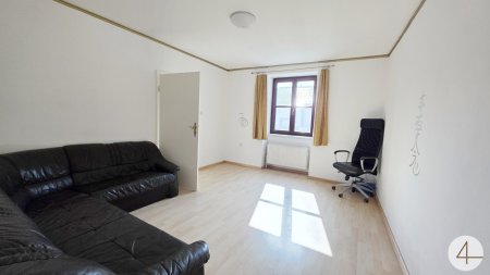 Hausanteil mit Garten und Nebengebäude