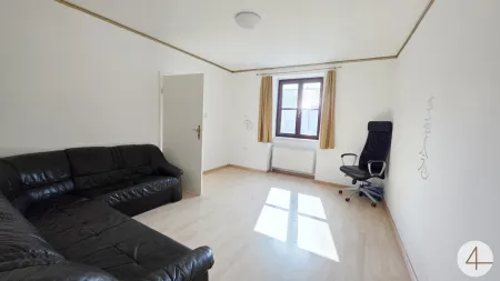 Hausanteil mit Garten und Nebengebäude