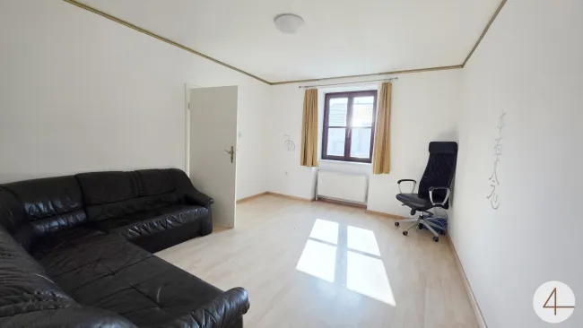 Hausanteil mit Garten und Nebengebäude - Bild