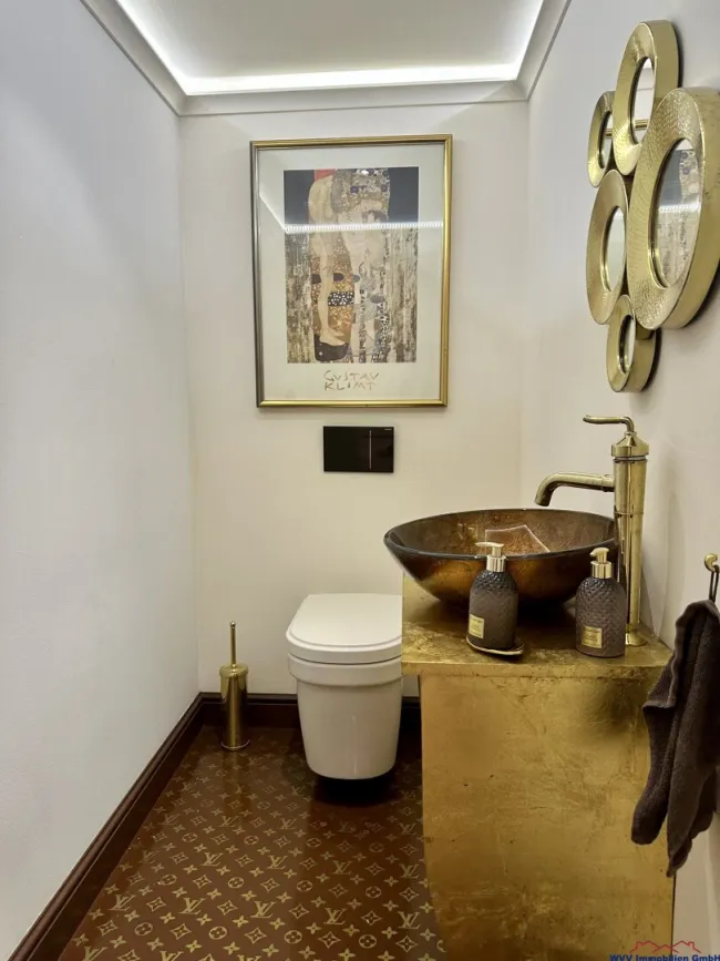 Toilette mit Waschbecken und Intimdusche