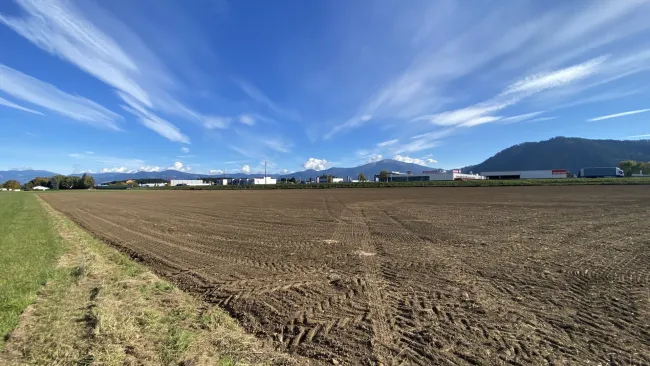 Gewerbegrundstück mit der Top-Lage an der S36 gegenüber Arena am Waldfeld – ideale Voraussetzungen für Ihr Unternehmensprojekt - Titelbild