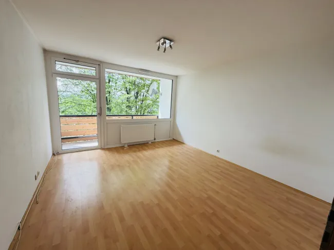 Studentenhit in 8010 Graz: Gemütliche Singlewohnung mit sonniger Loggia und Parkplatzmöglichkeit - Titelbild