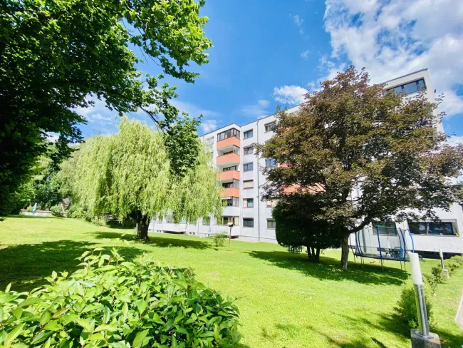 Großzügige 4-Zimmer-Wohnung mit Loggia, Garage und Traum-Ausblick - Titelbild