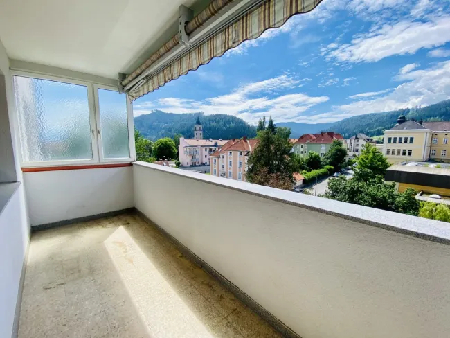 Großzügige 4-Zimmer-Wohnung mit Loggia, Garage und Traum-Ausblick - Bild