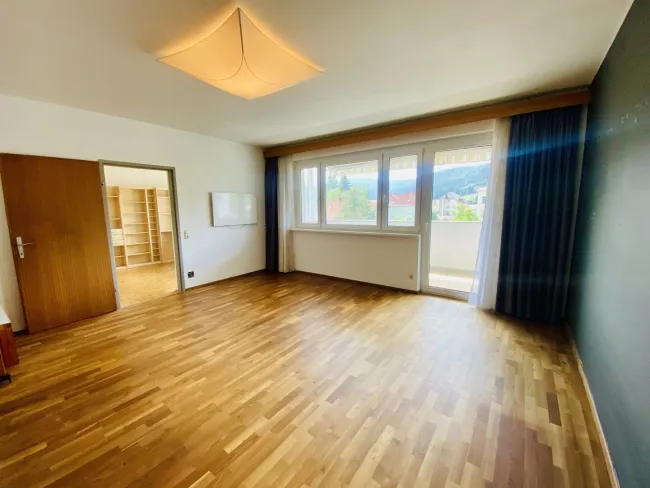 Großzügige 4-Zimmer-Wohnung mit Loggia, Garage und Traum-Ausblick - Bild