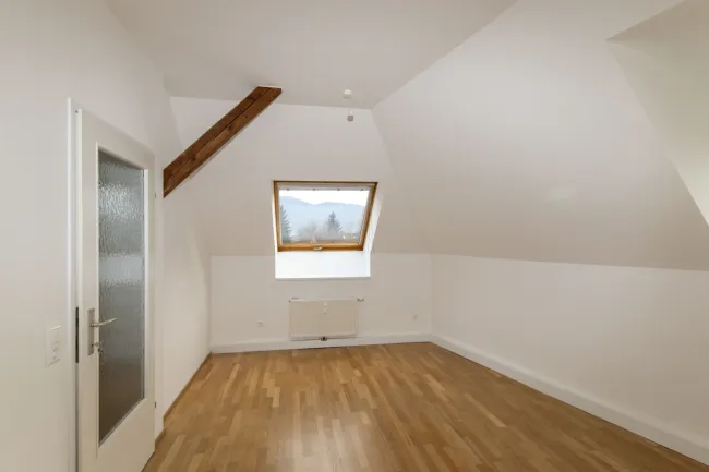 Wunderschöne, teilsanierte Dachgeschoßwohnung - Titelbild