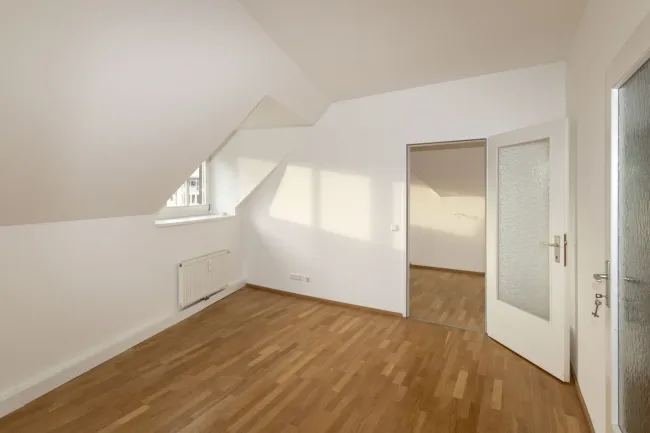 Wunderschöne, teilsanierte Dachgeschoßwohnung - Bild