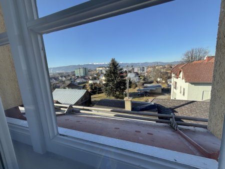 Helle, sanierte Dachgeschoßwohnung mit Fernblick