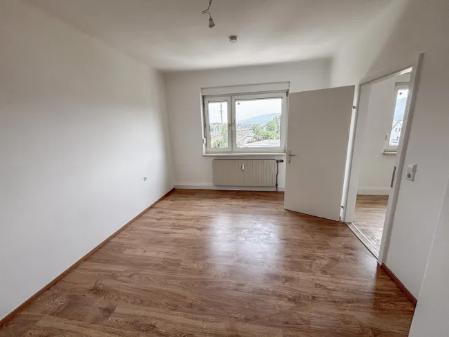 Teilsanierte, preiswerte Wohnung - Titelbild