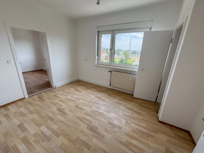 Teilsanierte, preiswerte Wohnung - Bild