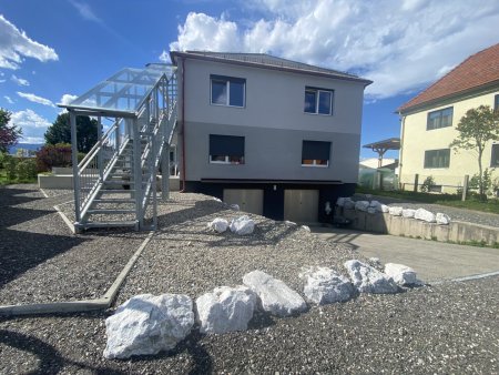 Knittelfeld: zentral, hochwertig, durchdacht – 60 m² Wohnung im ersten Stock inkl KFZ-Abstellplatz