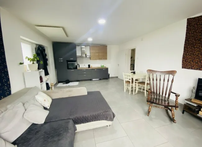 Knittelfeld: zentral, hochwertig, durchdacht – 60 m² Wohnung im ersten Stock inkl KFZ-Abstellplatz - Titelbild
